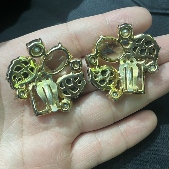 Clip-on earring by Schiaparelli 1950s - Picture 2 of 6